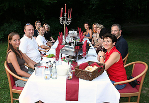 Ein Picknick im Grünen mit einer gedekcten Tafel.