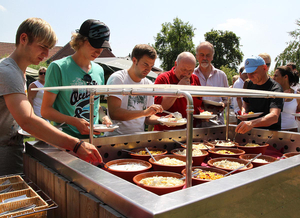 Ein reichhaltiges Grillpicknick an der frischen Luft.